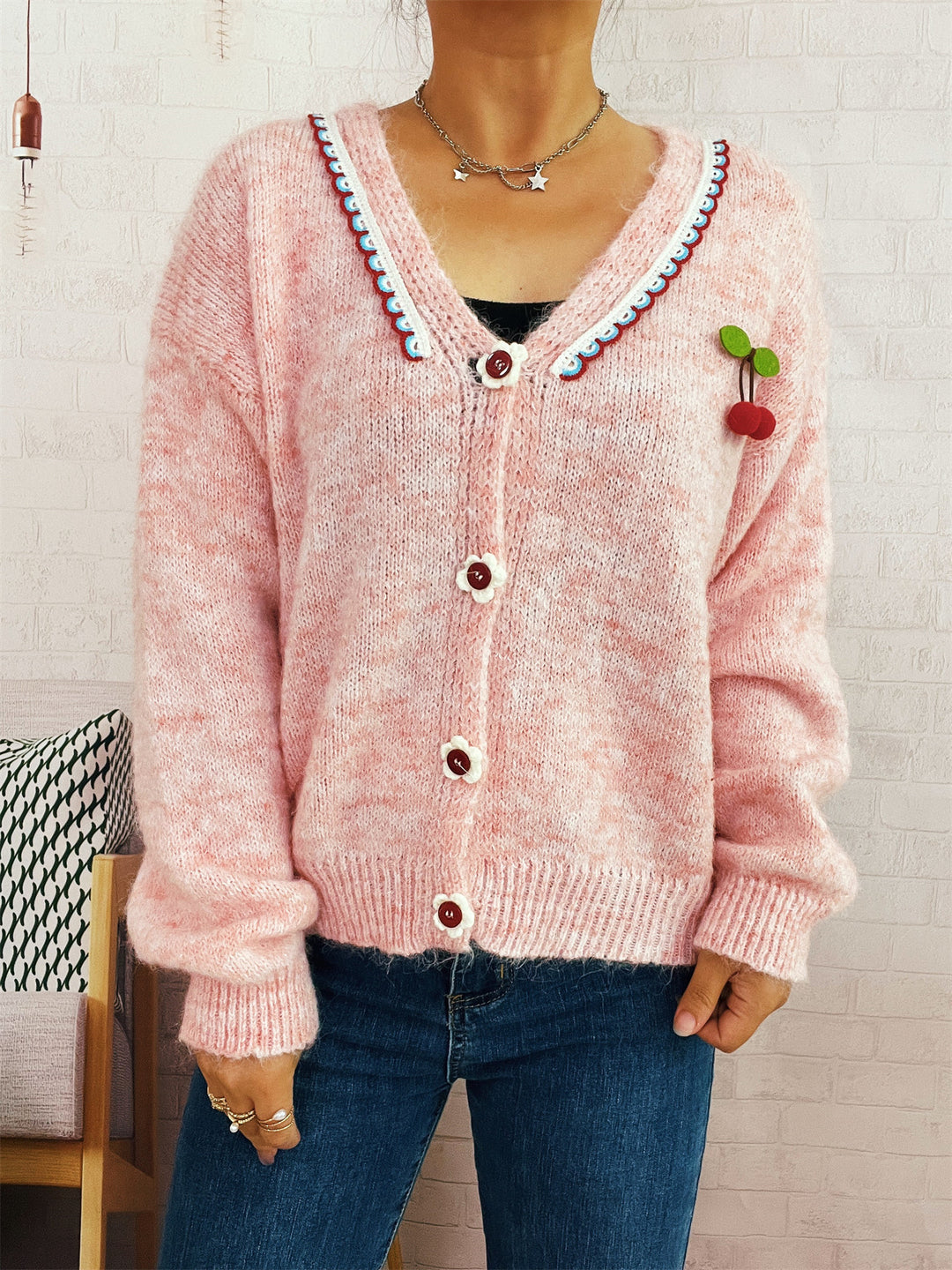 Damen verspielte Strickjacke mit buntem Knopfdesign und hohem Komfort EB