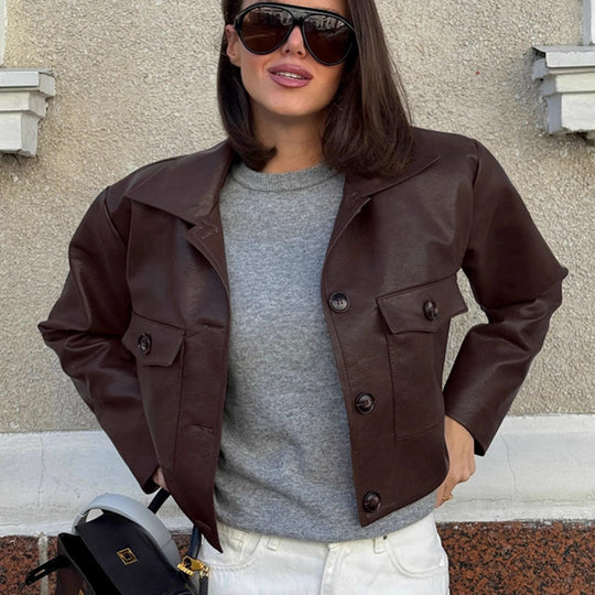 Damen Modische Kunstlederjacke mit cropped Schnitt und funktionellen Taschen EB