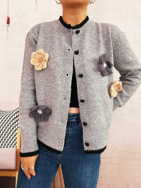 Damen Strickjacke mit floralem Design und dekorativen Herzknöpfen EB