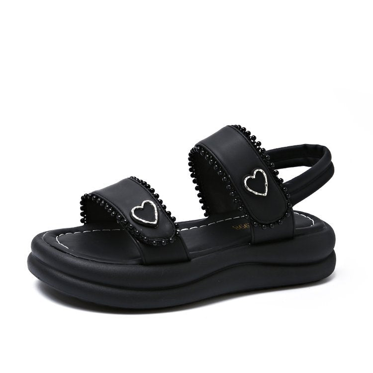 Damen Riemensandalen mit dekorativen Herz-Akzenten EB
