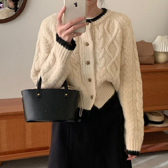 Damen gemütliche Strickjacke mit elegantem Zopfmuster und kontrastierenden Abschlüssen EB