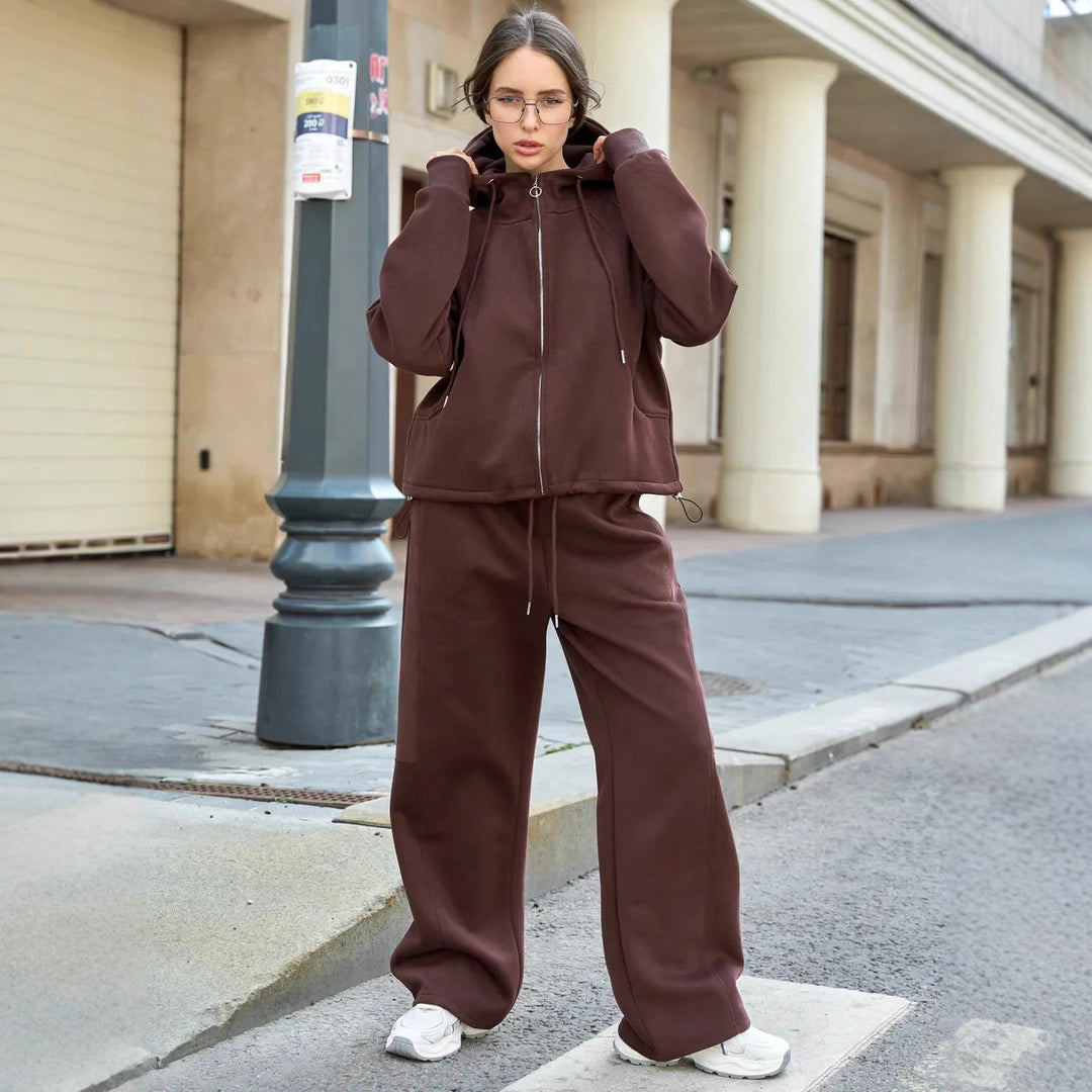 Damen Oversize-Zip-Hoodie mit Kängurutasche und hochgeschnittener Sweathose mit weiter Beinführung Set Eichborn Berlin