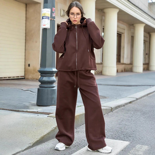Damen Oversize-Zip-Hoodie mit Kängurutasche und hochgeschnittener Sweathose mit weiter Beinführung Set Eichborn Berlin