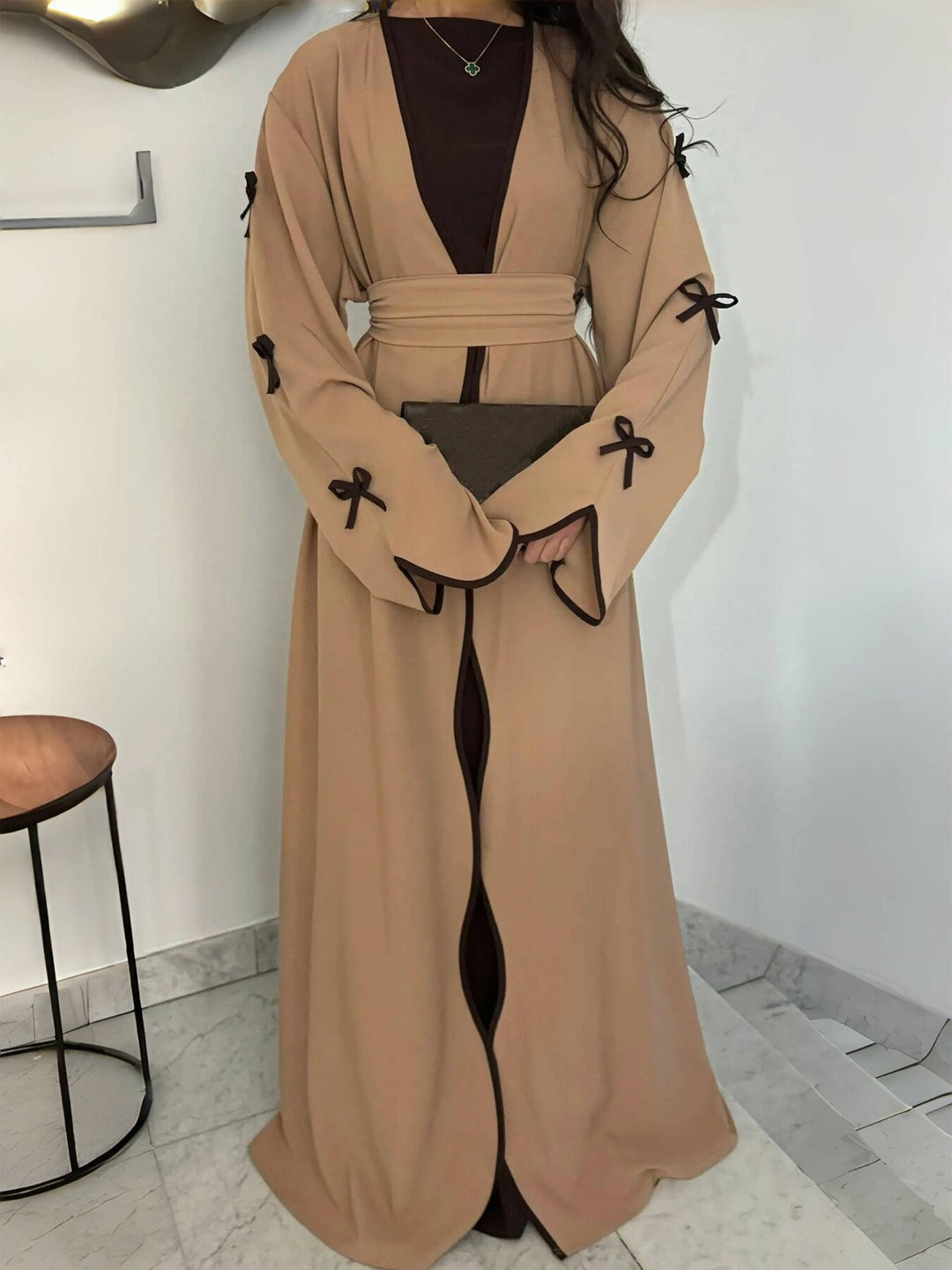 Damen nan elegante Abaya-Kaftan mit weitem Trompetenärmel, kontrastierender Passe und Wickelgürtel EB