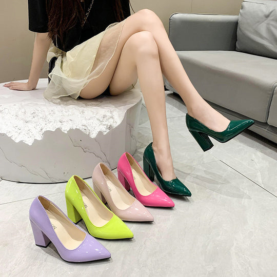 Damen Spitzen Pumps mit bequemem Blockabsatz und glänzendem Finish EB