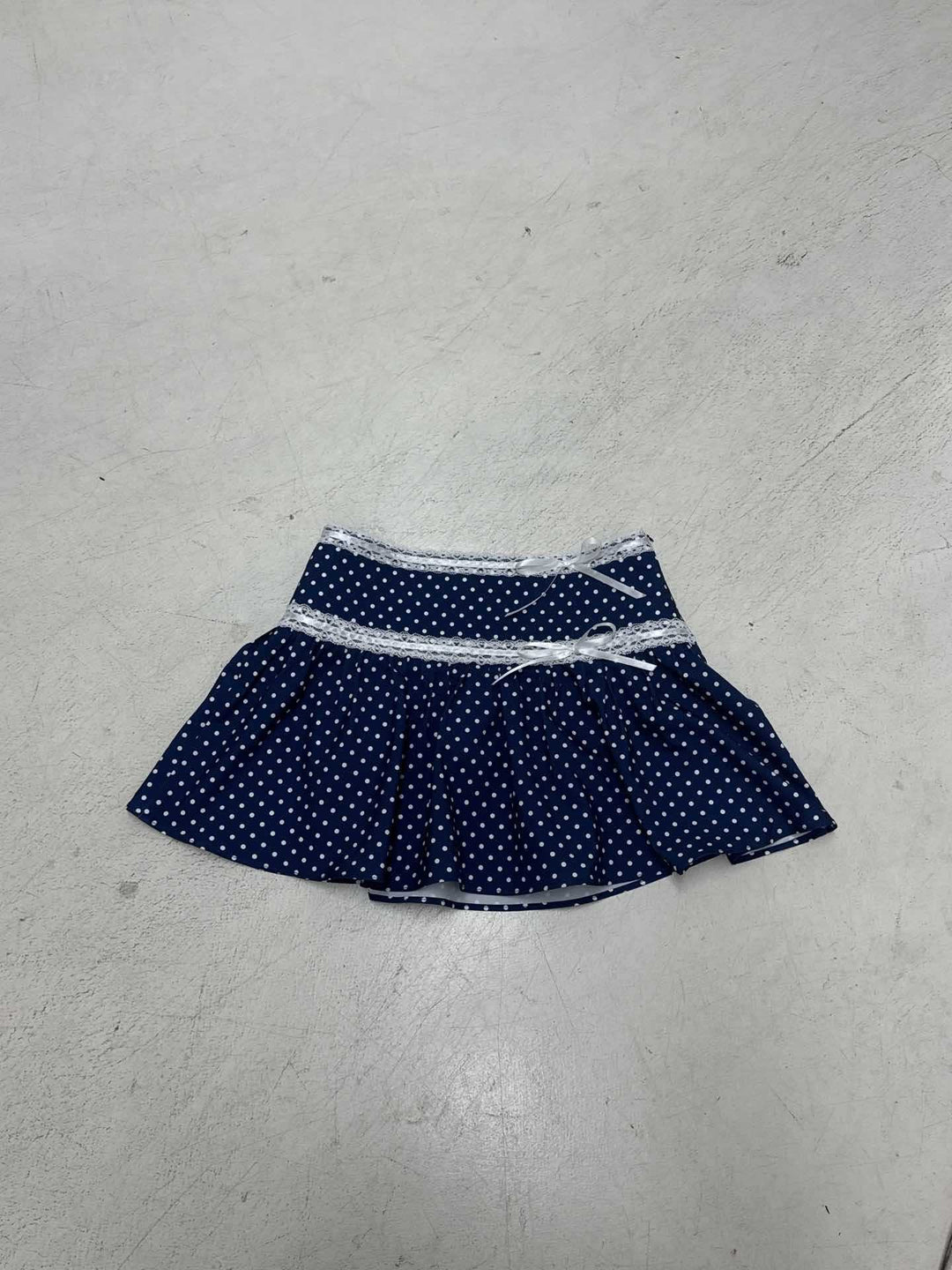 Damen Minirock mit verspieltem Punkte-Design und Rüschensaum EB