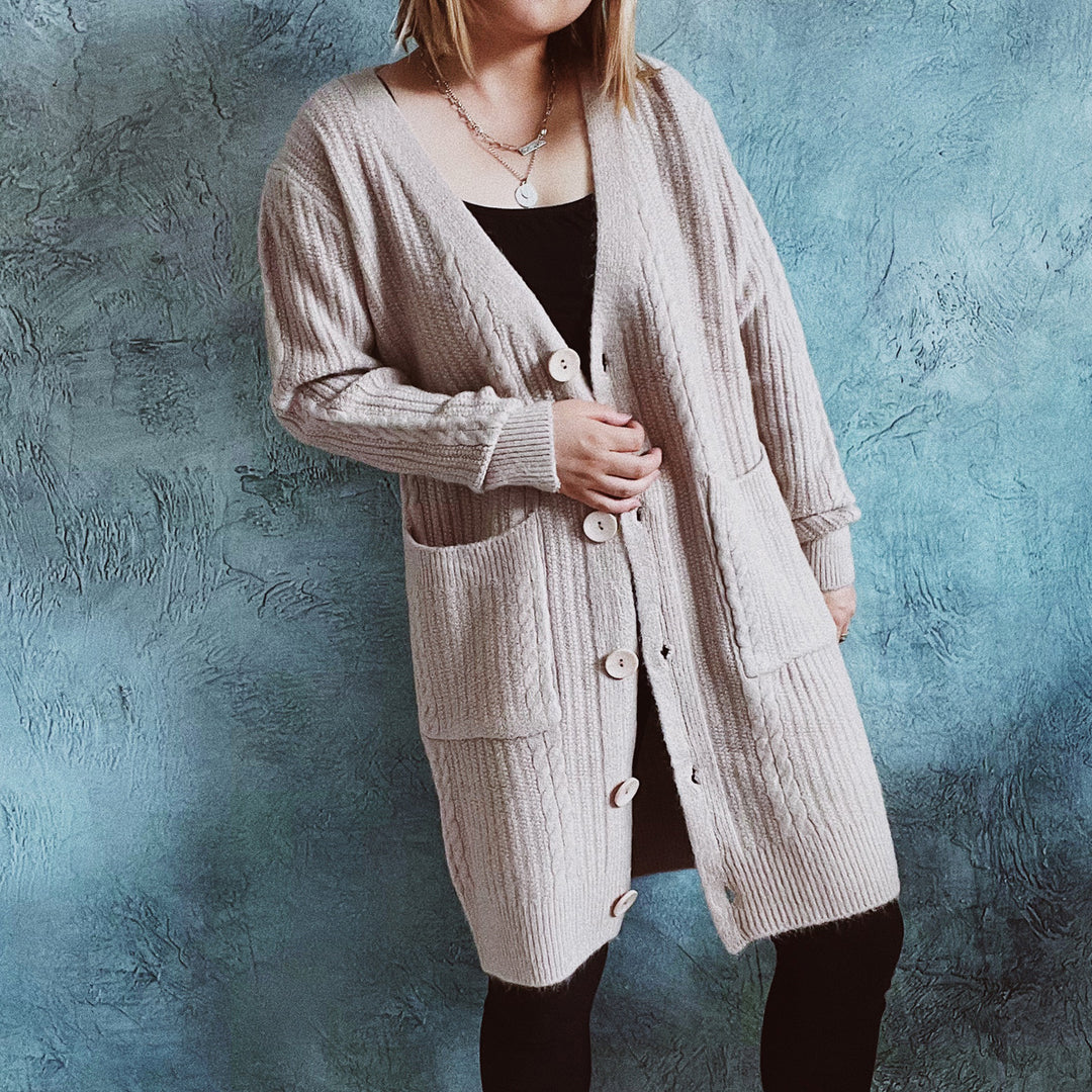Damen Grobstrickjacke mit modernen Knopfdetails und lässigem Schnitt EB