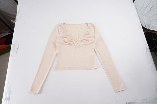 Damen nan tailliertes Langarmshirt mit tiefem V-Ausschnitt, Raffung und Schlüssel‑Cutout EB