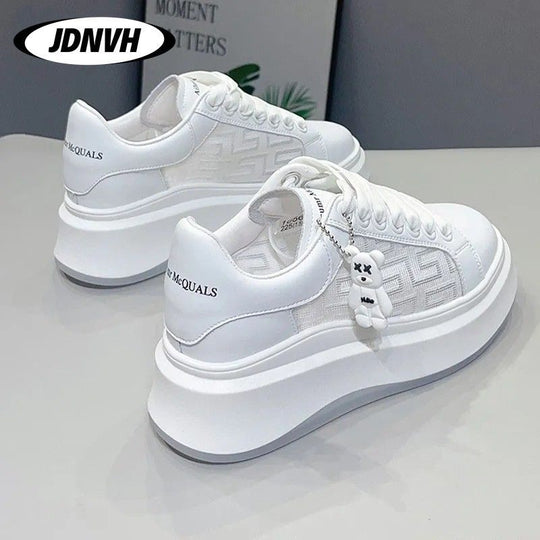 Damen Plattform-Sneaker mit trendiger Schnürung und außergewöhnlichem Design EB