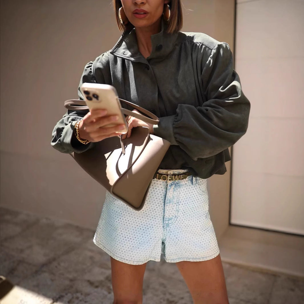 Damen Oversized Bluse mit schickem Plissee-Design und eleganten Knopfdetails EB