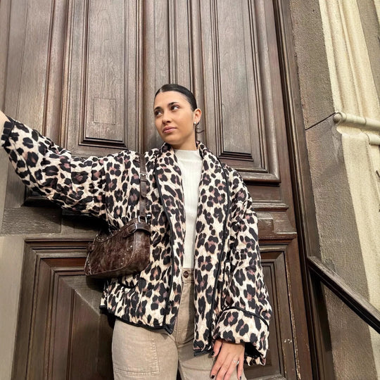 Damen Leoprint Bomberjacke mit stylischem Schnitt und praktischen Taschen EB