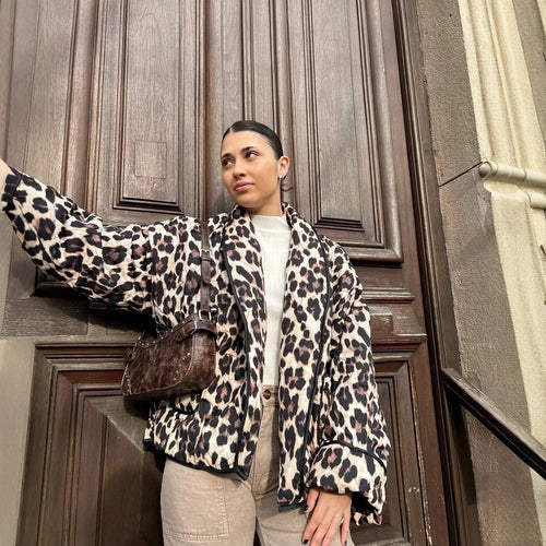 Damen Leoprint Bomberjacke mit stylischem Schnitt und praktischen Taschen EB