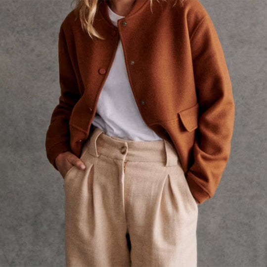 Damen moderne Kurzjacke mit Knopfdetails und seitlichen Eingrifftaschen EB