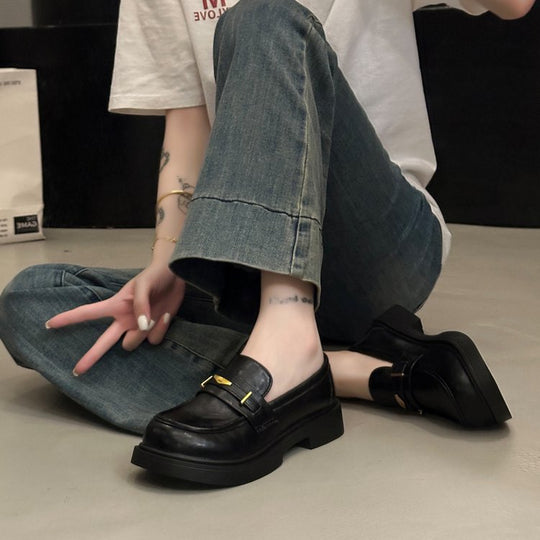 Damen Modische Leder-Slipper mit goldenen Akzenten EB