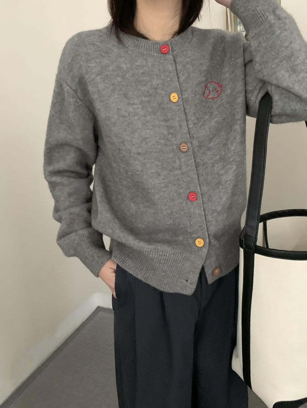 Damen kuschelige Strickjacke mit knöpfbarem Ausschnitt und gesticktem Motiv EB