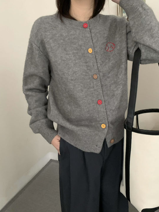 Damen kuschelige Strickjacke mit knöpfbarem Ausschnitt und gesticktem Motiv EB
