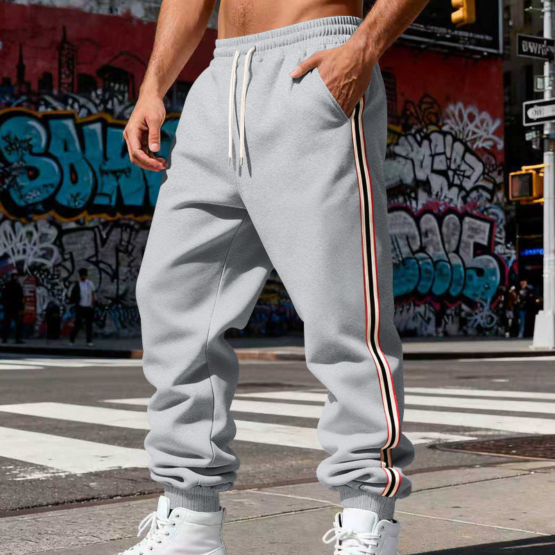 Herren Urbaner Slim-Jogger aus French Terry mit Seitenstreifen und gerippten Bündchen EB