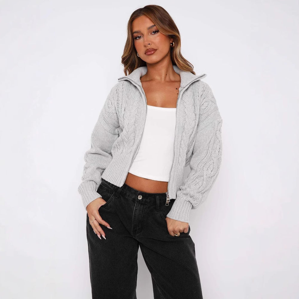 Damen cropped Strickjacke mit detailliertem Zopfmuster und hohem Kragen EB