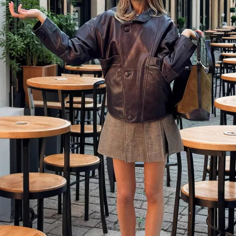 Damen modische Kunstlederjacke mit einzigartigem Schnitt und eleganten Taschen EB