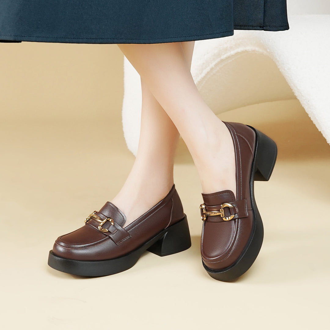 Damen Elegante Mokassins mit modischen Kettendetails und komfortablem Blockabsatz EB