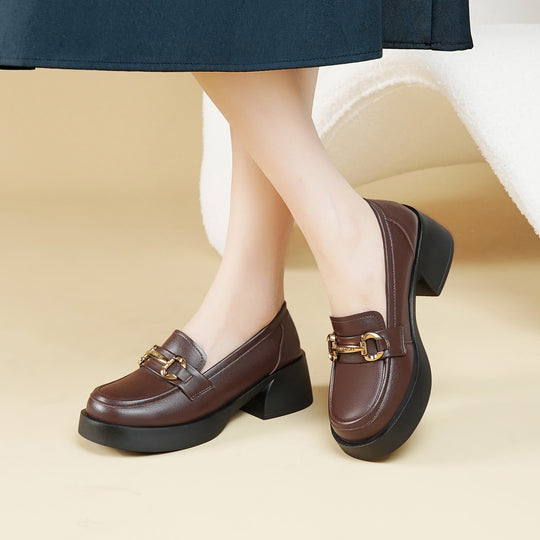 Damen Elegante Mokassins mit modischen Kettendetails und komfortablem Blockabsatz EB