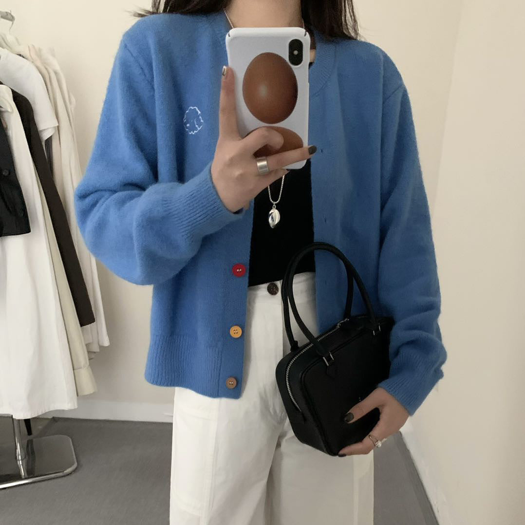 Damen kuschelige Strickjacke mit knöpfbarem Ausschnitt und gesticktem Motiv EB