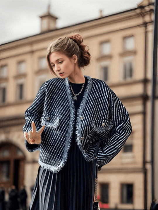Damen luxuriöse Strickjacke mit fransigen Kanten und Knopfdetails EB