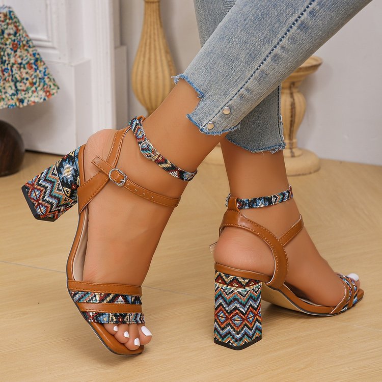 Damen modische Blockabsatz-Sandalen mit buntem Textilriemen und geflochtenem Design EB