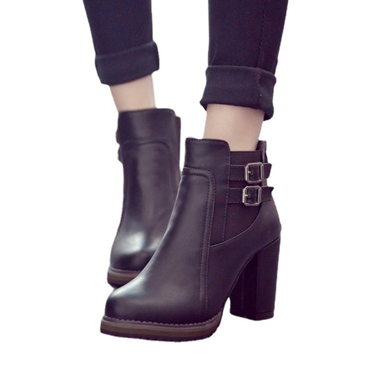 Damen nan knöchelhohe Stiefelette mit hohem Blockabsatz, zwei verstellbaren Riemen und profilierter Laufsohle EB