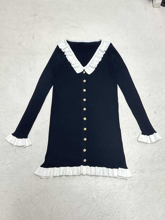 Damen nan figurbetontes Rippen-Strickkleid mit dekorativer Knopfleiste, kontrastierendem Volantkragen und gerafften Manschetten EB