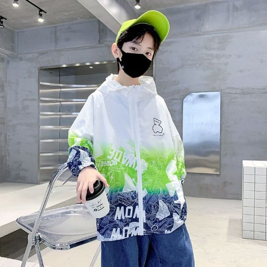 Unisex nan leichte winddichte Kapuzenjacke mit allover Grafikprint und reflektierenden Einsätzen für Kinder  EB