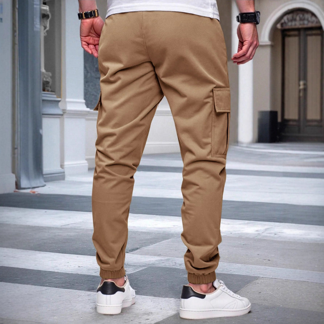 Herren nan tapered Freizeit-Cargohose mit aufgesetzten Klapptaschen, Tunnelzugbund und elastischen Beinabschlüssen EB
