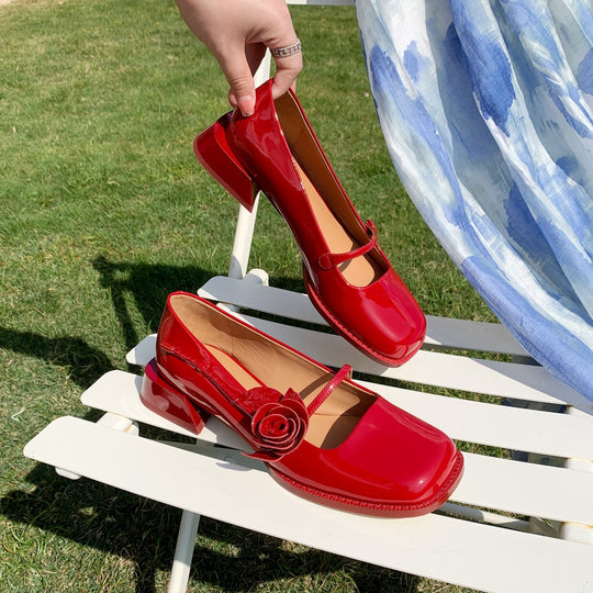 Damen elegante Lackleder-Pumps mit Riemchen und floraler Applikation EB
