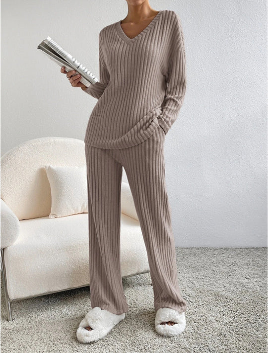 Damen Strickanzug mit V-Ausschnitt und feinem Rippdesign EB