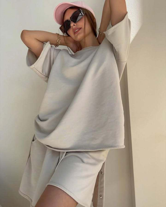 Damen lässiges Freizeitensemble mit oversized T-Shirt und bequemen Shorts EB