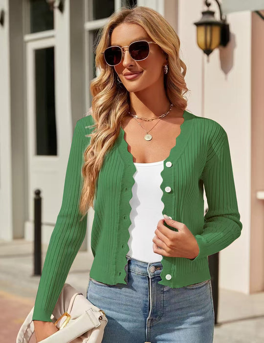 Damen Feiner Rippstrick Cropped-Cardigan mit Wellensaum und dekorativer Knopfleiste EB