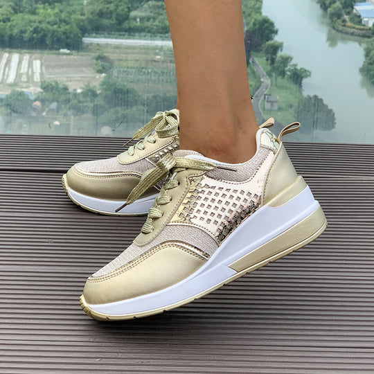 Damen stylische Keil-Sneaker mit metallischer Optik großflächigen Ziersteinen und gepolstertem Komfortfußbett EB