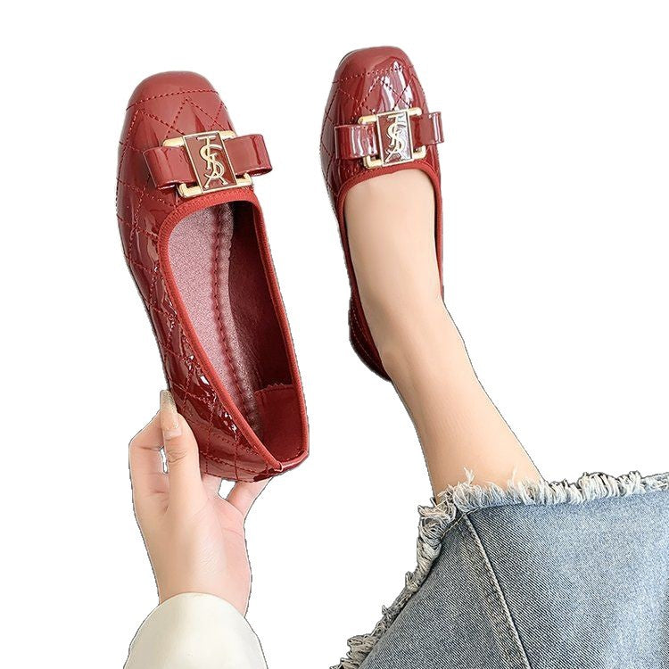 Damen elegante Ballerinas mit glattem Lackfinish und auffälligem Logo EB