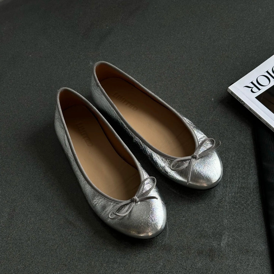 Damen Ballerina-Schuhe mit glänzender Oberfläche und verspieltem Schleifenakzent EB