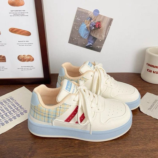 Damen modische und bequeme Sneakers im verzierten Design EB