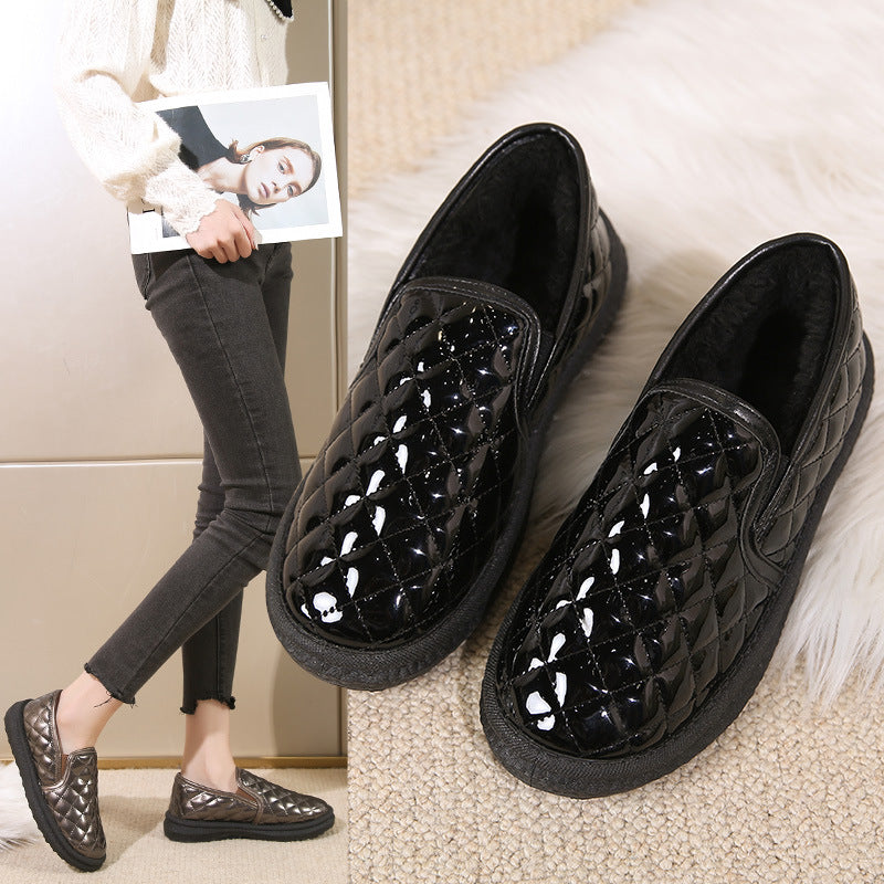Damen gefütterte Slip-On Hausschuhe mit rutschfester Sohle und modischem Steppdesign EB