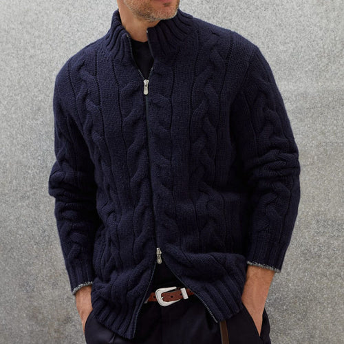 Herren Strickjacke mit dekorativem Zopfdesign und hohem Stehkragen EB