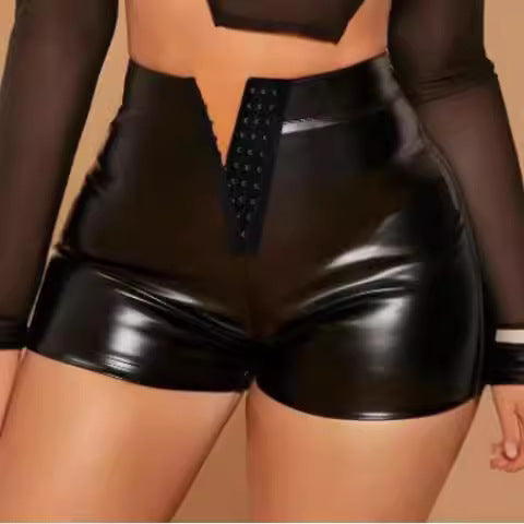 Damen Hochtaillierte Kunstleder-Shorts mit dekorativem Knopfverschluss EB