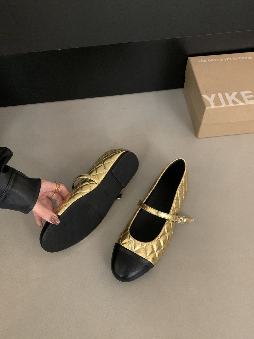 Damen Ballerinas mit elegantem Riemen und glänzendem Metallakzent EB