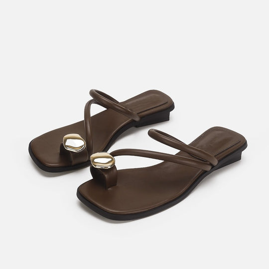 Damen Elegante Zehensteg-Sandalen mit geschmeidigem Riemendesign und luxuriösem Akzent EB