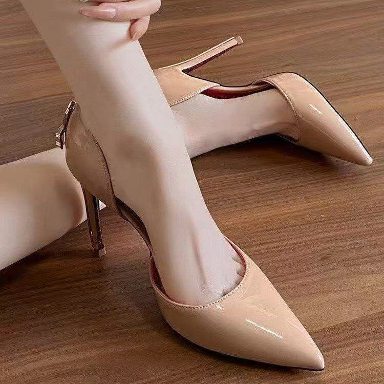 Damen Elegante Lack-Pumps mit spitzer Spitze, Stiletto-Absatz und dekorativem Fersenriemen EB