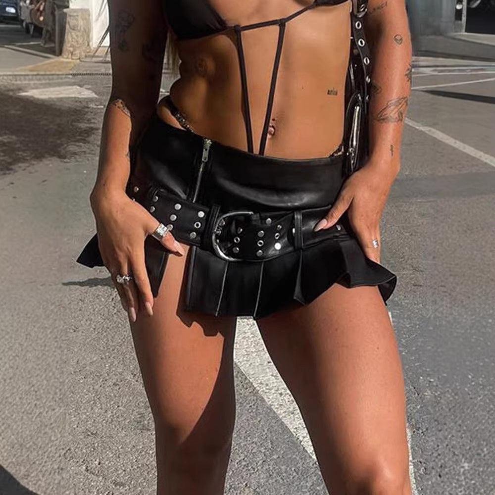 Damen Minirock aus Kunstleder mit Rüschen und dekorativen Nieten EB