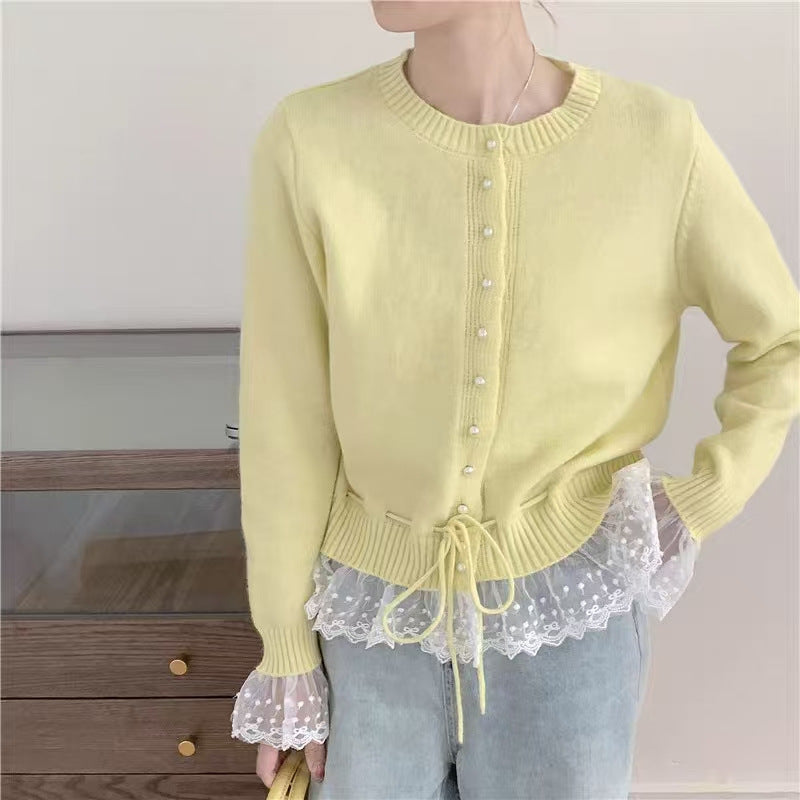 Damen Strickjacke mit Rüschensaum und Perlenknöpfen EB