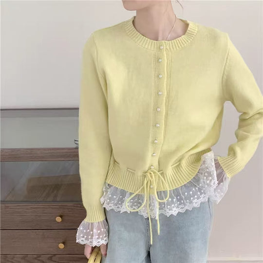Damen Strickjacke mit Rüschensaum und Perlenknöpfen EB