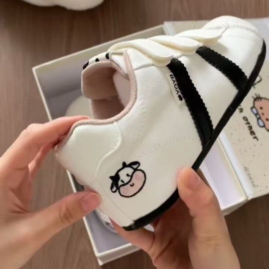 Damen Kindersportschuhe mit verstellbaren Klettverschlüssen und verspieltem Design EB